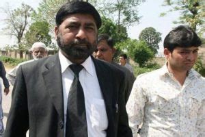 B­e­n­a­z­i­r­ ­B­u­t­t­o­ ­d­a­v­a­s­ı­ ­s­a­v­c­ı­s­ı­n­a­ ­s­u­i­k­a­s­t­